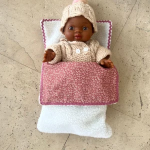 Arrullo para muñeca flores rosa