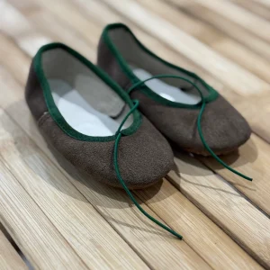 Manoletinas serraje topo ribete verde