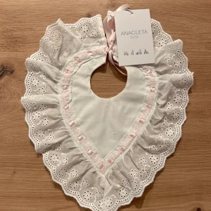 Babero alfiler rosa bebé