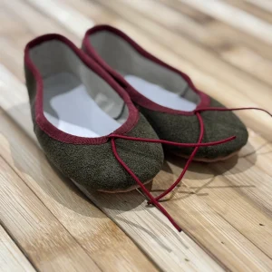 Manoletinas serraje verde musgo ribete burdeos