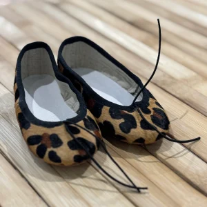 Manoletinas leopardo negro