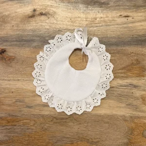 Babero redondo con puntilla