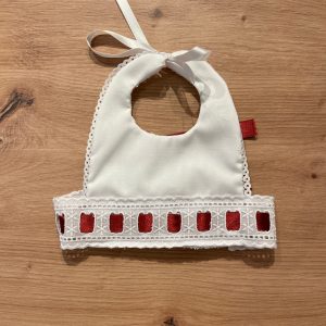 Babero cinta raso burdeos