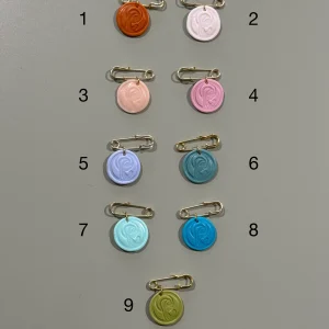 Imperdible Virgen niña