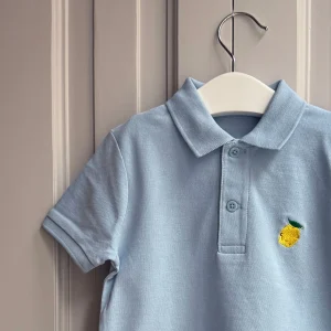 Polo celeste bordado