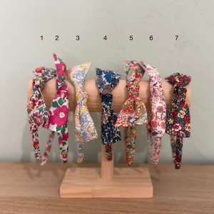 Diadema estrecha lazo flores