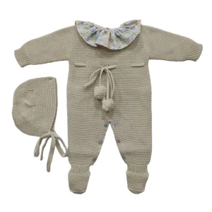 Conjunto pelele largo borlón + capota beige CH06