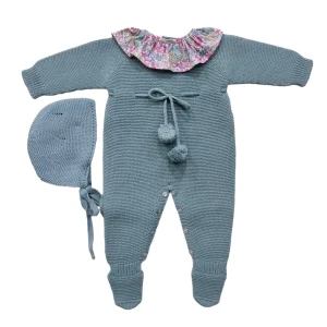 Conjunto pelele largo borlón + capota azul piedra CH60